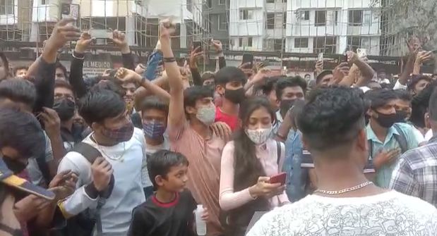 तर, धारावीमध्ये शिक्षणमंत्री वर्षा गायकवाड यांच्या घरासमोर आंदोलन करणाऱ्या विद्यार्थ्यांवर पोलिसांनी लाठीचार्ज देखील केला.