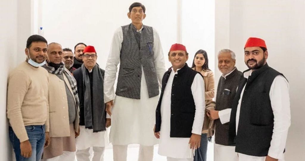 Indias Tallest Man Dharmendra Pratap Singh, Dharmendra Pratap Singh Joins Samajwadi Party, SP, UP Election, UP Assembly Election,