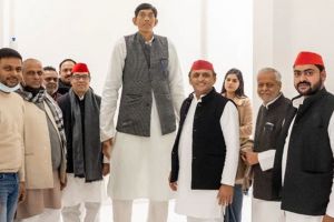 Indias Tallest Man Dharmendra Pratap Singh, Dharmendra Pratap Singh Joins Samajwadi Party, SP, UP Election, UP Assembly Election,
