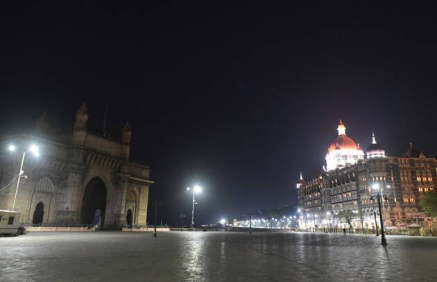 पहाटे ५ ते रात्री ११ वाजेपर्यंत ५ किंवा त्यापेक्षा अधिक लोकांना एकत्र फिरता येणार नाही, अत्यावश्यक काम असेल तरच घराबाहेर पडता येईल.