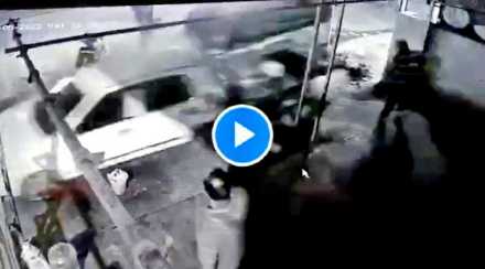 VIDEO: पुण्यात अनियंत्रित कारचा थरार, पाहा अंगाचा थरकाप उडवणारा व्हिडीओ…