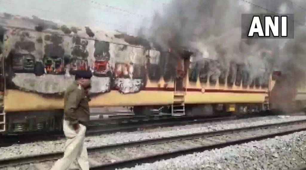 बिहारमध्ये रेल्वे परीक्षेत घोटाळ्याचा आरोप करत तरूणांचा उद्रेक, प्रजासत्ताक दिनी विद्यार्थ्यांनी लावली ट्रेनला आग