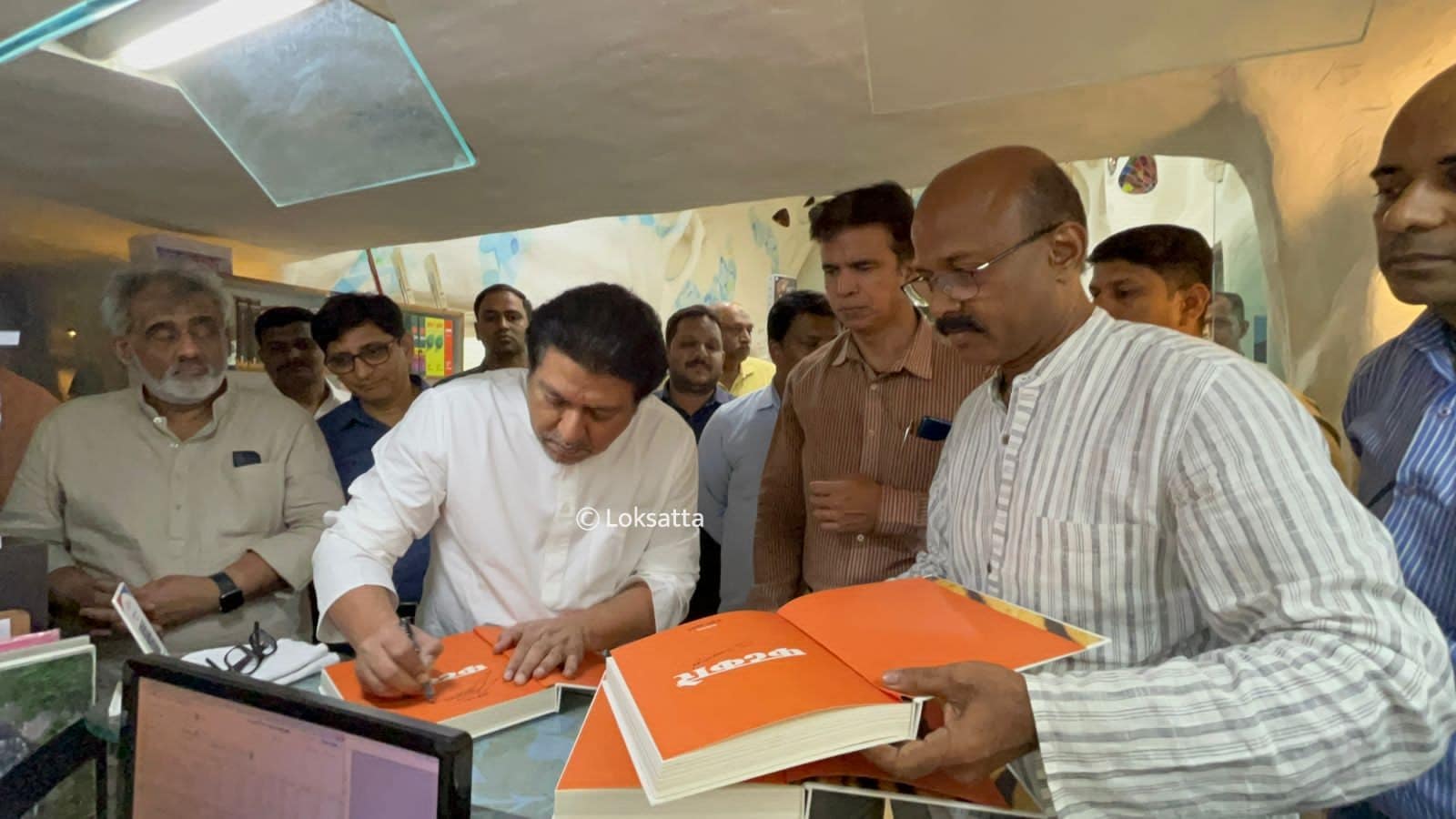 Raj Thackeray Visited A Book Shop in Pune Buy 200 books worth 50000 rs