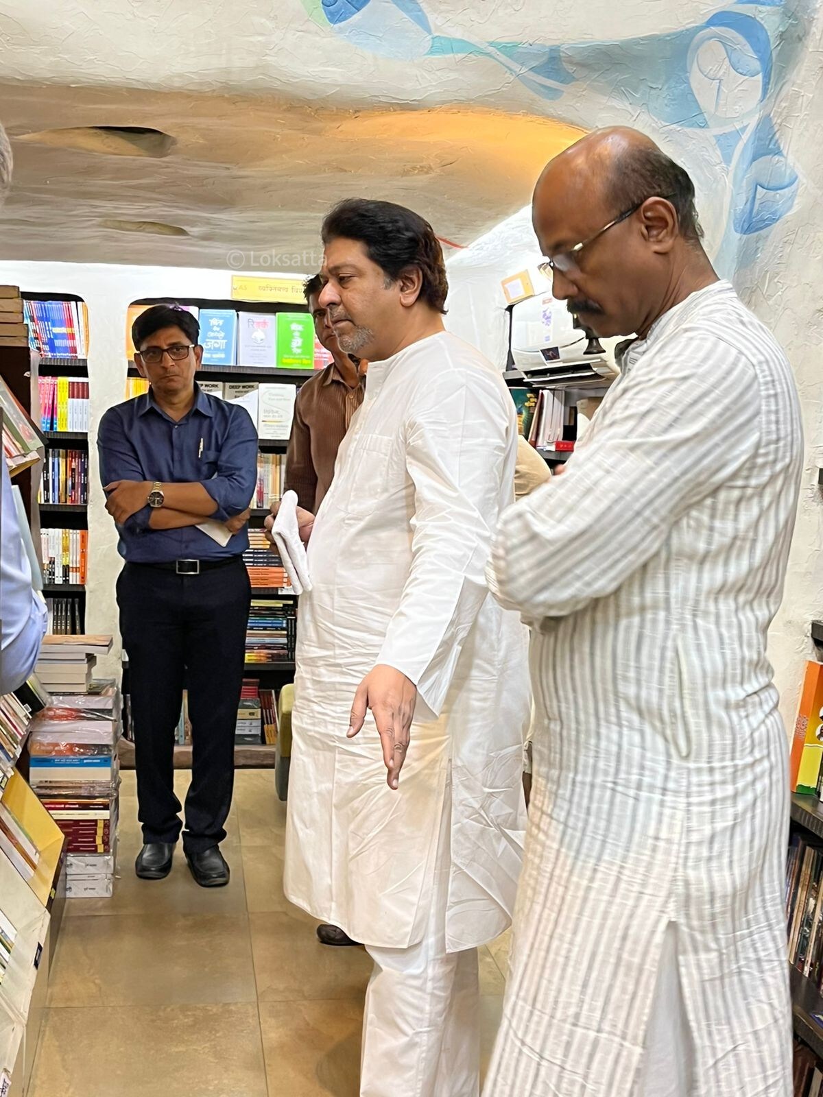 Raj Thackeray Visited A Book Shop in Pune Buy 200 books worth 50000 rs