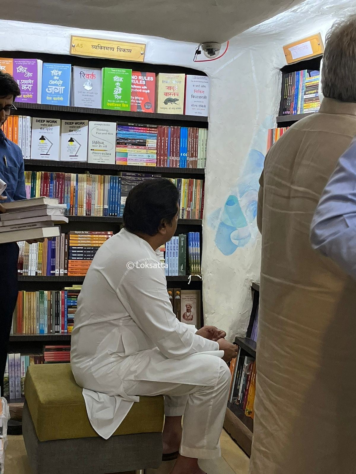 Raj Thackeray Visited A Book Shop in Pune Buy 200 books worth 50000 rs