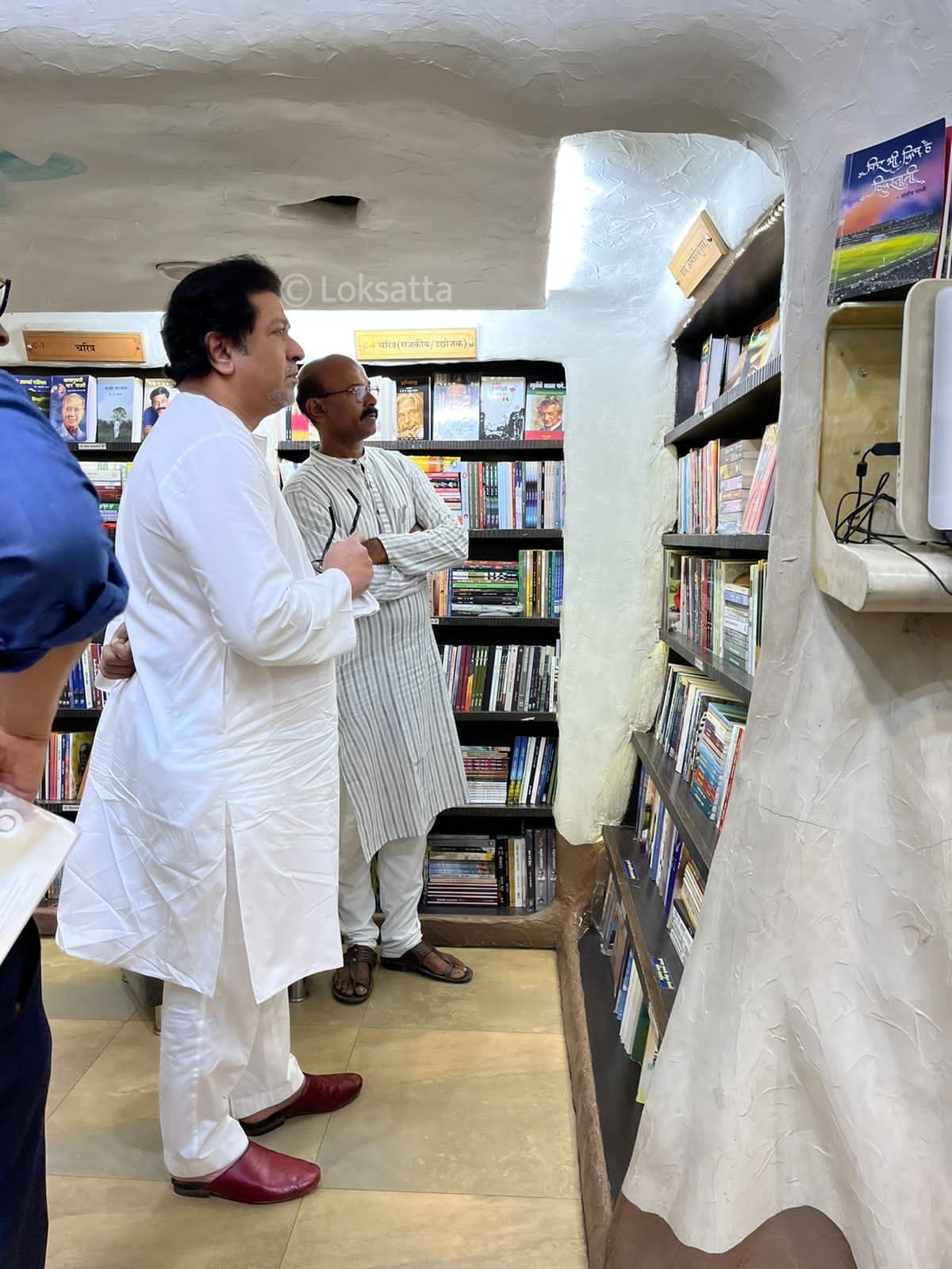 Raj Thackeray Visited A Book Shop in Pune Buy 200 books worth 50000 rs