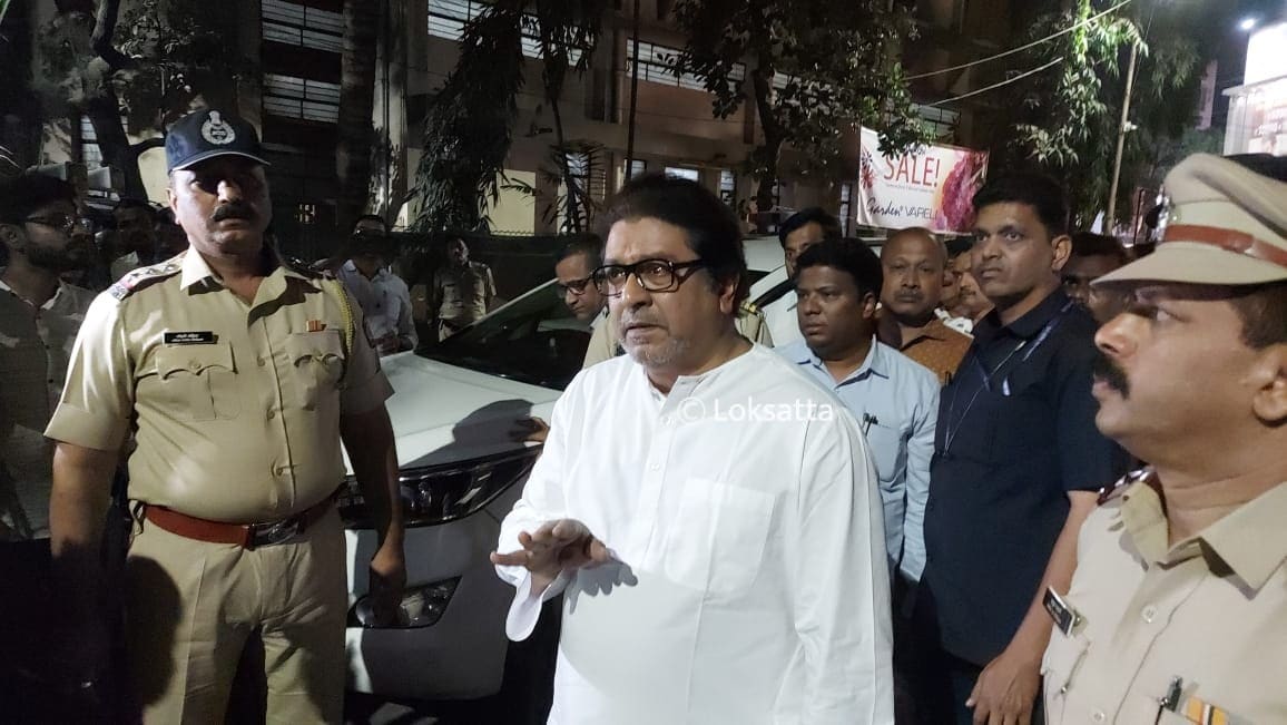 Raj Thackeray Visited A Book Shop in Pune Buy 200 books worth 50000 rs