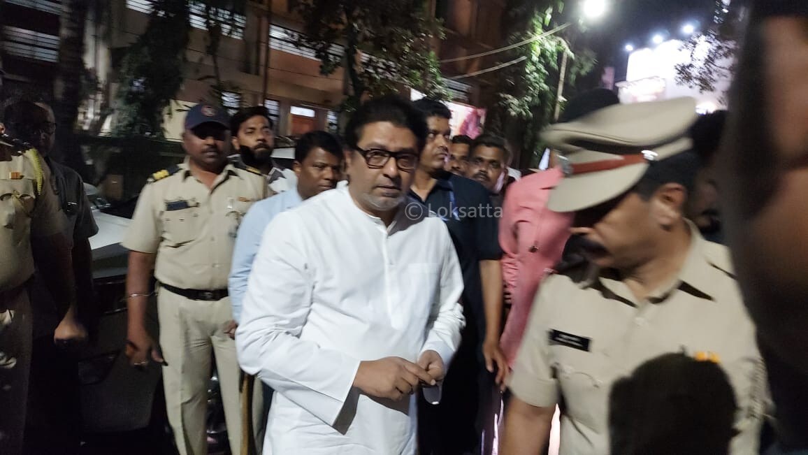 Raj Thackeray Visited A Book Shop in Pune Buy 200 books worth 50000 rs