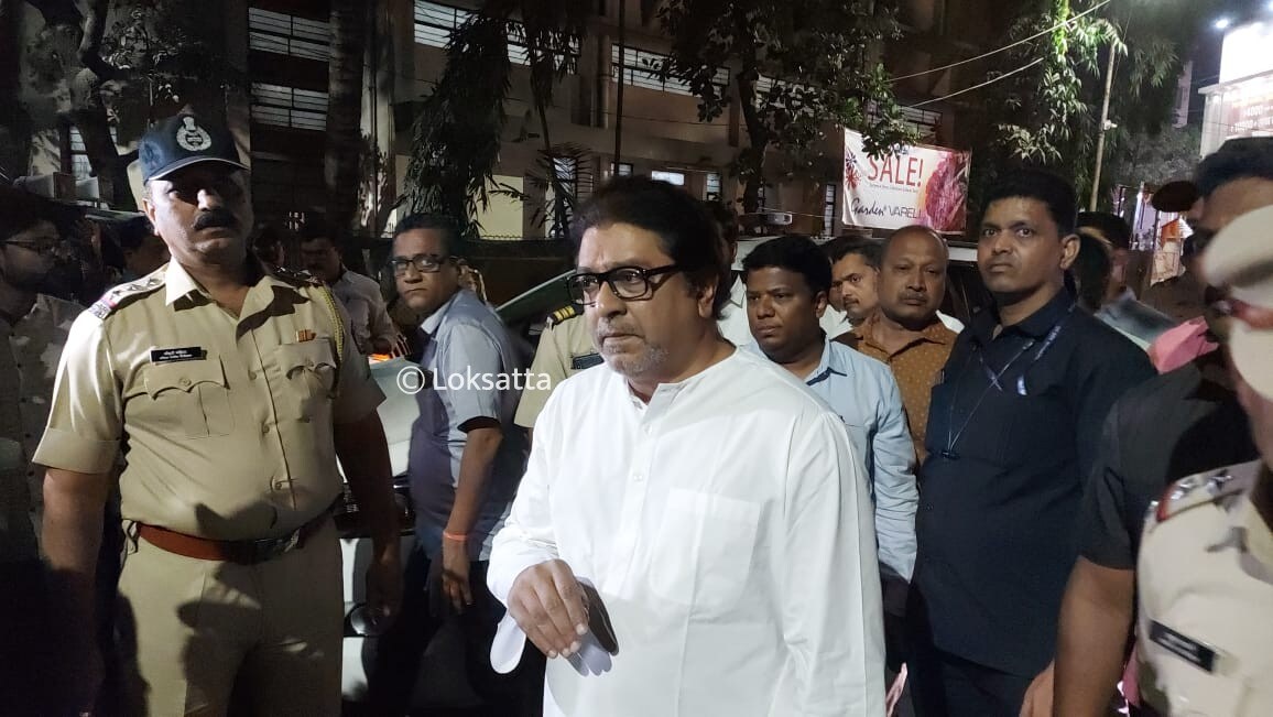 Raj Thackeray Visited A Book Shop in Pune Buy 200 books worth 50000 rs