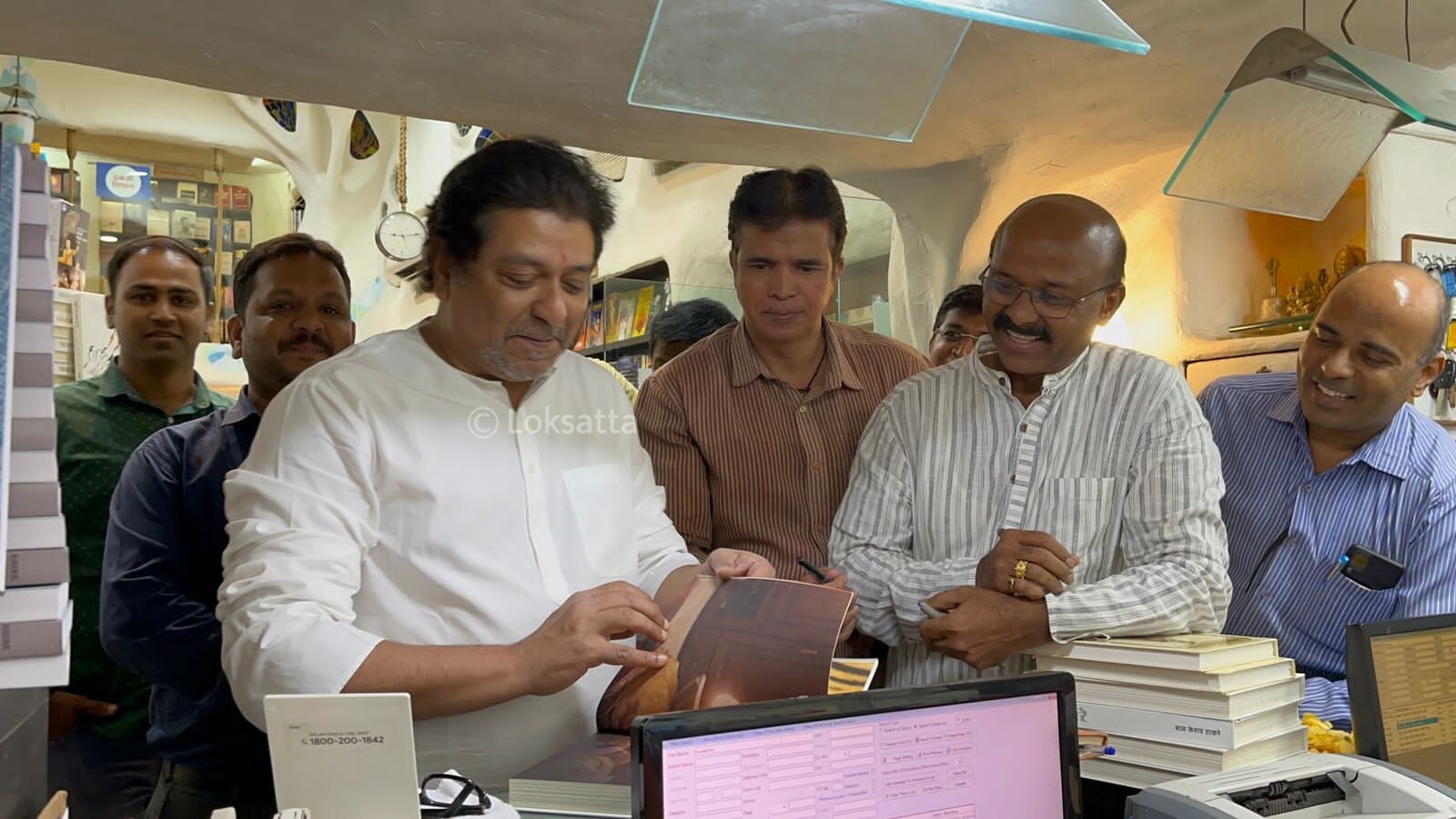 Raj Thackeray Visited A Book Shop in Pune Buy 200 books worth 50000 rs