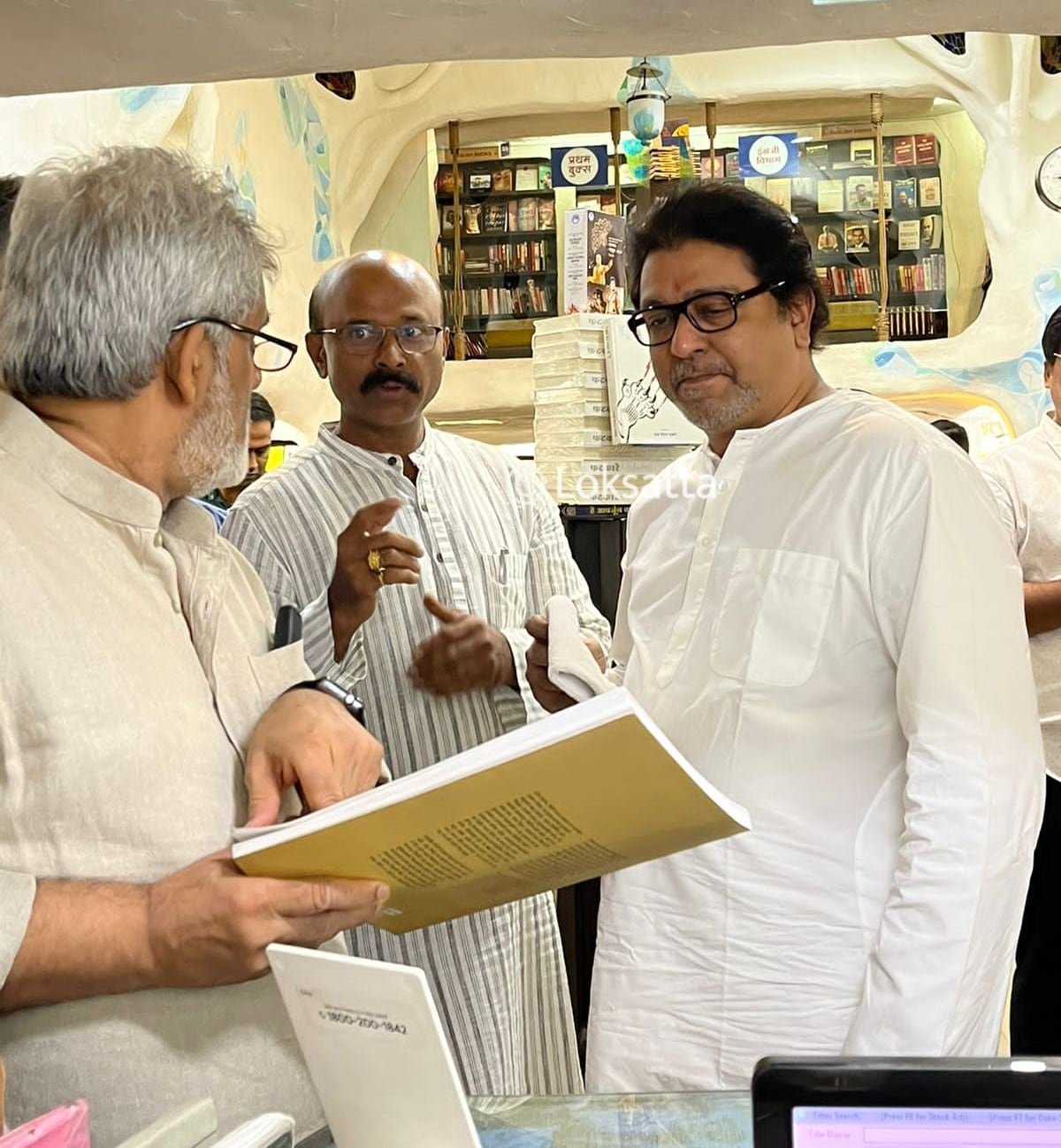 Raj Thackeray Visited A Book Shop in Pune Buy 200 books worth 50000 rs