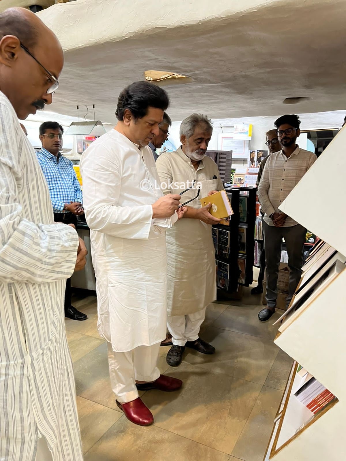 Raj Thackeray Visited A Book Shop in Pune Buy 200 books worth 50000 rs