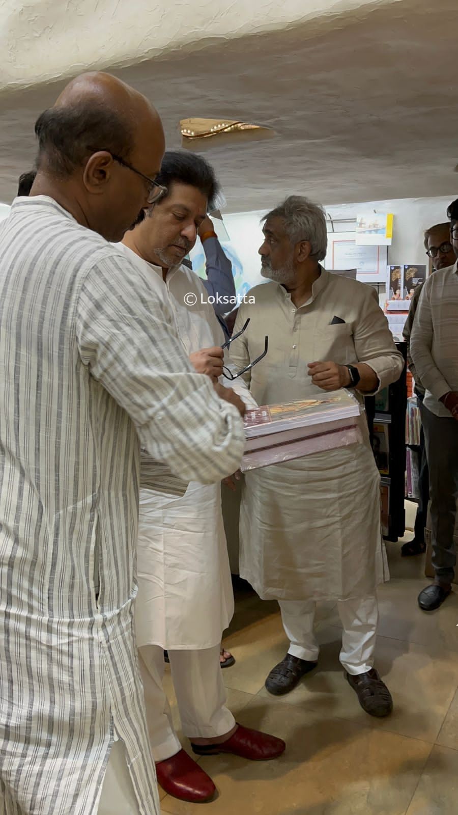 Raj Thackeray Visited A Book Shop in Pune Buy 200 books worth 50000 rs