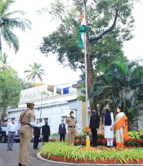 यावेळी उपस्थित पोलीस पथकाने राष्ट्रध्वजाला राष्ट्रीय सलामीसह मानवंदना दिली.