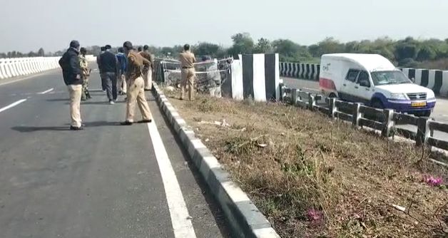 अपघाताच्या घटनेची माहिती मिळताच वर्ध्याचे उपविभागीय पोलिस अधिकारी पियुष जगताप, सावंगी पोलीस निरीक्षकही घटनास्थळी तातडीनं दाखल झाले आहे.