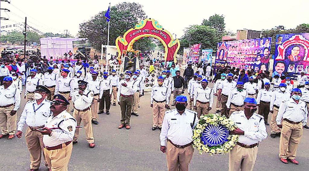 विद्यापीठाच्या प्रवेशव्दारासमोर डॉ. बाबासाहेब आंबेडकर यांच्या पुतळ्याला अभिवादन करण्यात आले.