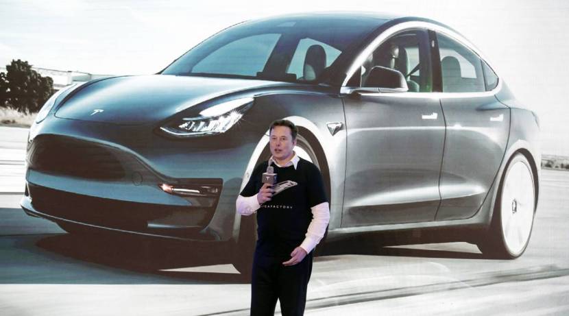 अमेरिकेतील प्रसिद्ध विद्युत कार म्हणजेच इलेक्ट्रीक कार उत्पादक कंपनी म्हणजे ‘टेस्ला’ (Tesla) (फोटो: Indian Express)