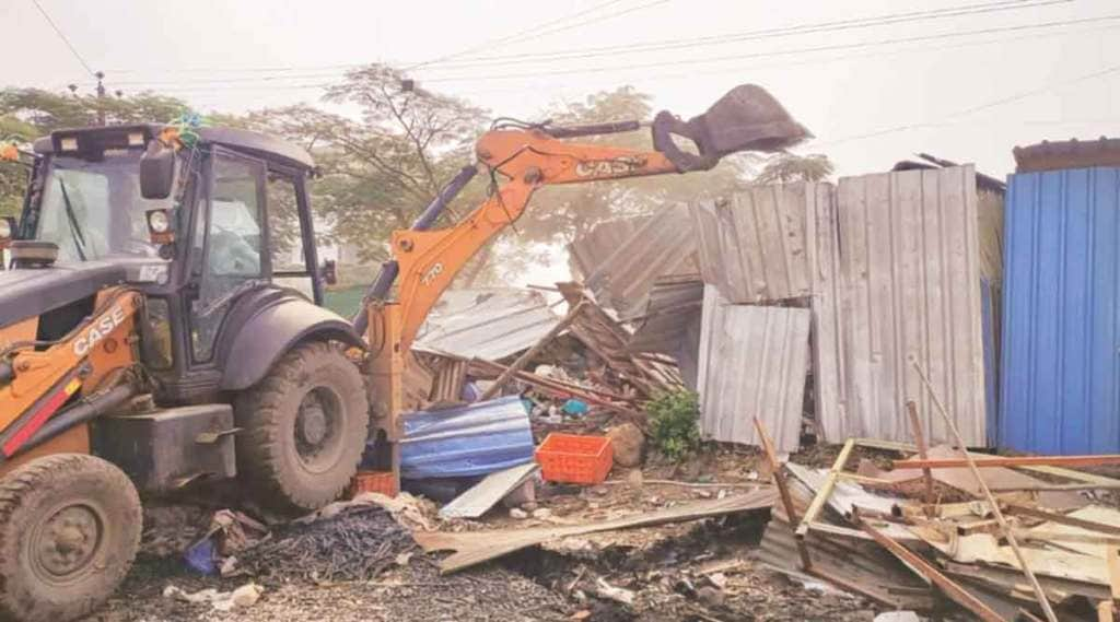 बेकायदा बांधकामांच्या विरोधात कारवाईचा धडाका ; महापौरांचे मात्र कारवाई थांबवण्याचे आदेश