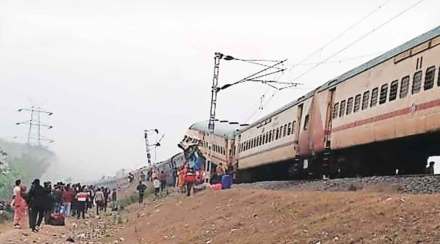 बंगालमध्ये रेल्वेगाडीचे डबे उलटून ५ जण ठार, ४५ जखमी