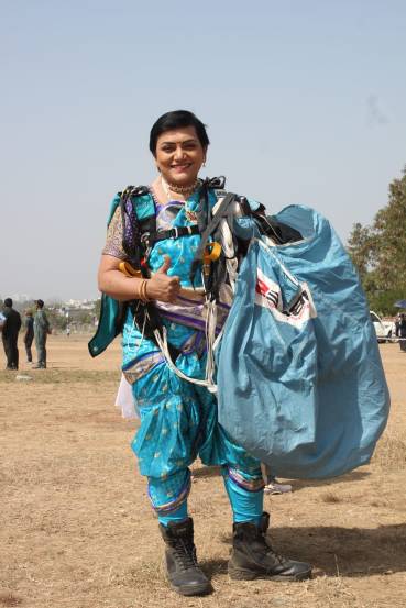 स्वातंत्र्याचे अमृतमहोत्सवी वर्ष आणि प्रजासत्ताक दिन असा दुहेरी योग साधून पुण्याच्या शीतल महाजन यांनी पारंपारिक नऊवारी साडी परिधान करून पॅराजम्पिंग करत राष्ट्रीय विक्रम केला.