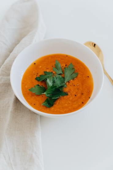घसा खवखवल्याने काही खाण्याची इच्छा होत नसल्यास गरमागरम सूपचे सेवन करा. सूप हे रोगप्रतिकारक शक्ती वाढविण्यास मदत करते. (फोटो सौजन्य : Pexels)
