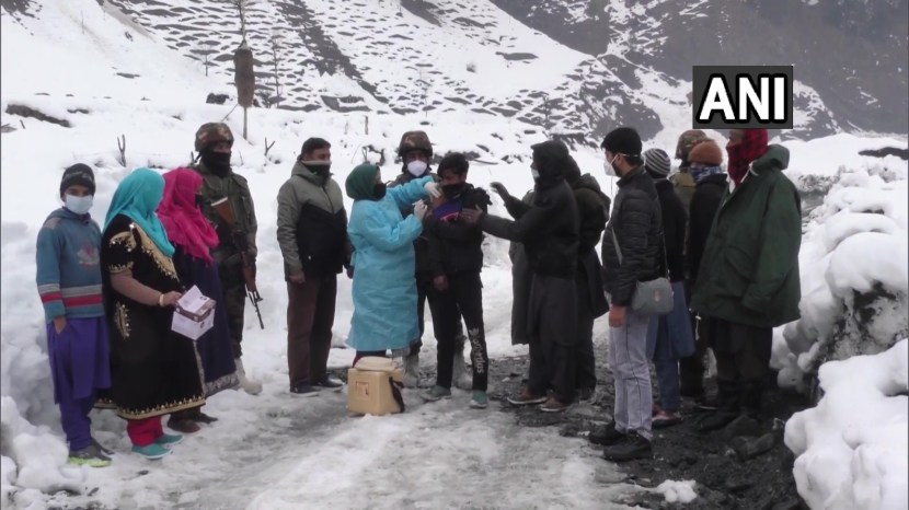 भारतीय लष्कराने बारामुल्ला येथील बोनियार येथे नियंत्रण रेषेजवळील भागात लसीकरण मोहीम राबविणाऱ्या आरोग्य पथकांना मदत पुरवली.