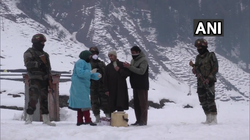 मात्र तरीही करोना प्रतिबंधक लसीकरण मोहीम नेटाने सुरू असल्याचं दिसून येत आहे.