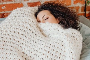 Health Tips : हिवाळ्यात रात्री स्वेटर घालूनच झोपताय? होऊ शकतं मोठं नुकसान; आजच बदला सवय
