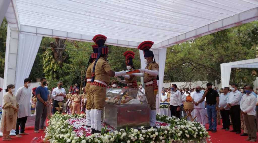 राहुल बजाज अनंतात विलीन; पुण्यात शासकीय इतमामात अंत्यसंस्कार