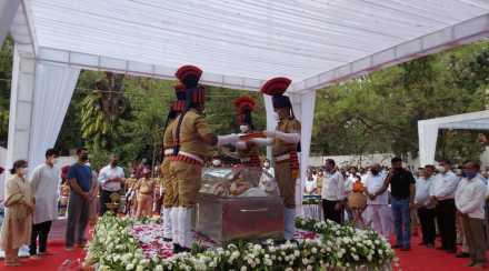 राहुल बजाज अनंतात विलीन; पुण्यात शासकीय इतमामात अंत्यसंस्कार
