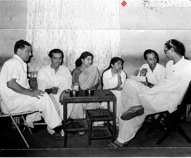 मिनू कात्रक, भूपेन हजारिका, उत्पला सेन, लता मंगेशकर, असित सेन आणि हेमंत कुमार यांचा दुर्मिळ फोटो.  (Photo: Express Archive)
