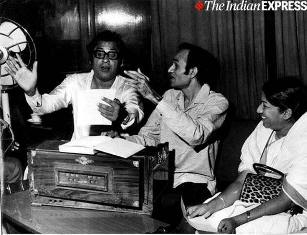 किशोर कुमार, कल्याणजी आणि लता मंगेशकर एका रेकॉर्डिंगसाठी स्टुडिओत असताना. (Photo: Express Archive)