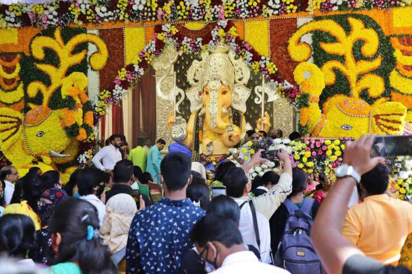 पुण्यातील तुळशीबाग गणपती मंदिरातही हा उत्सव पाहायला मिळाला.