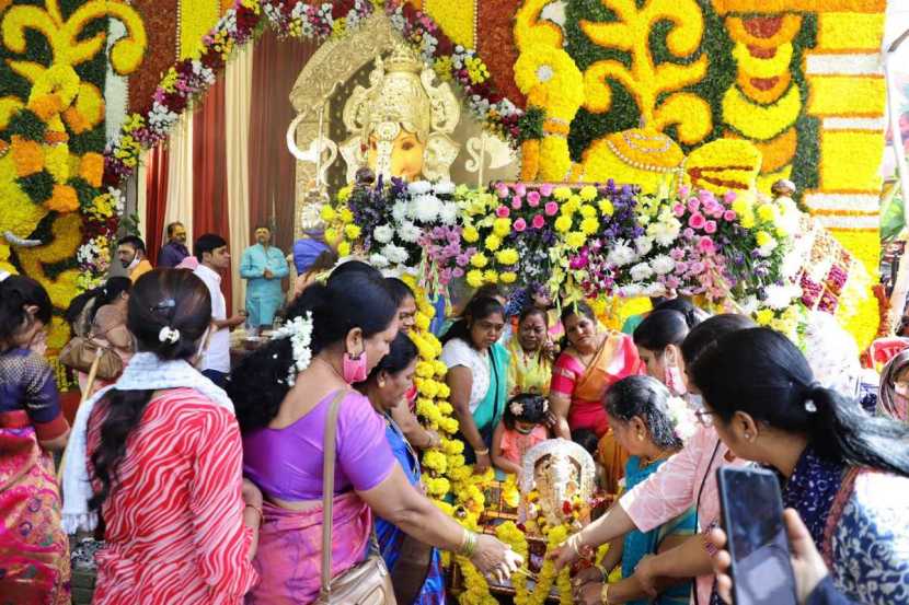 मंदिरातील पिवळ्या फुलांसोबतच हिरव्या पानांच्या सजावटीने तेथे आलेल्या सर्वांचेच लक्ष वेधल्याचे पाहायला मिळाले.