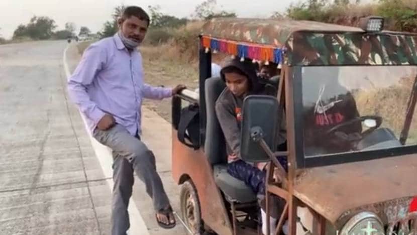 गेल्या महिन्यात आनंद महिंद्रा यांनी 'जुगाड वाली जीप'चा व्हिडीओ ट्विटरवर शेअर केला होता. जीप किक स्टार्ट झाली आणि त्यात मोटरसायकलचे इंजिन होते आणि टायर रिक्षाचे होते. (Photo: Twitter/Anand Mahindra)