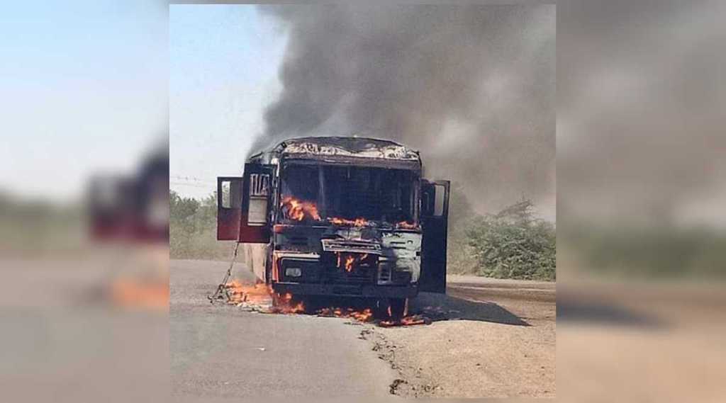 म्हसवडजवळ एसटी बसला भीषण आग, चालक-वाहकासह ४४ प्रवासी सुखरूप