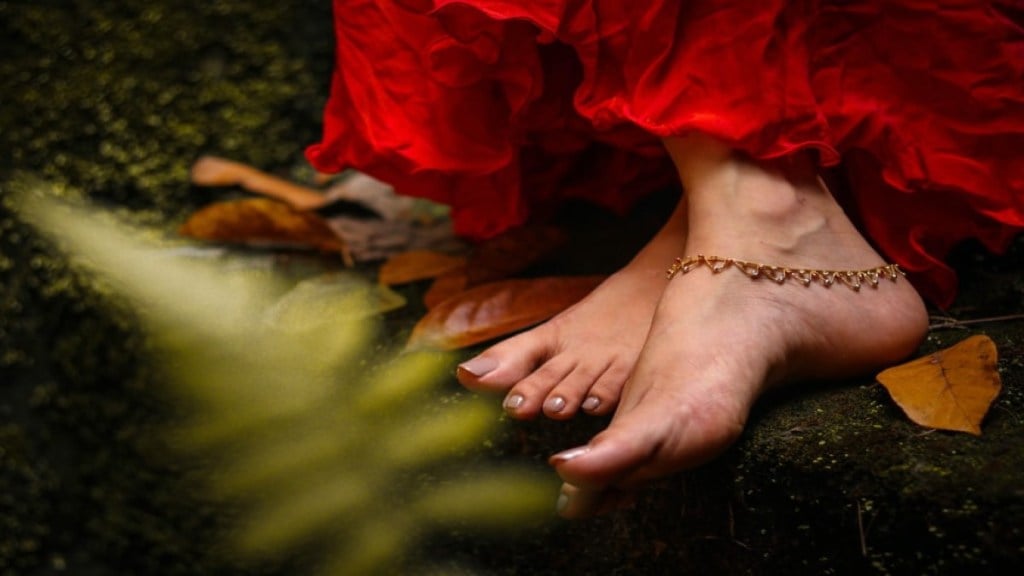 असे मानले जाते की लग्नानंतर पैंजण घालणे हे स्त्रियांच्या सौभाग्याचे प्रतीक आहे. (Photo : Unsplash)