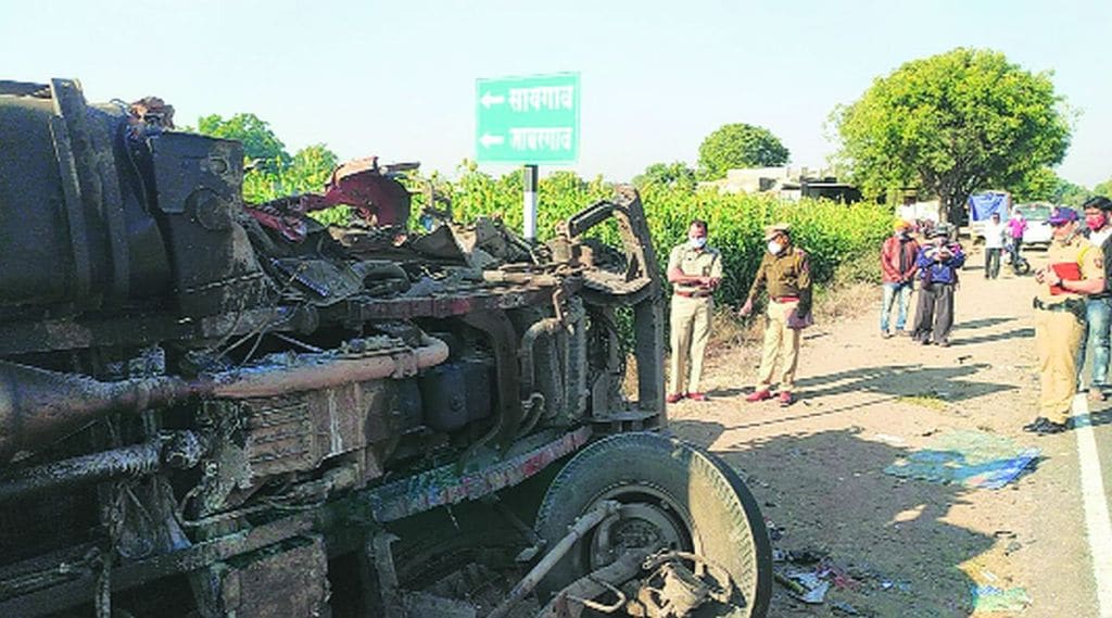 वैजापूरजवळ वऱ्हाडाच्या कंटेनर अपघातात चार ठार