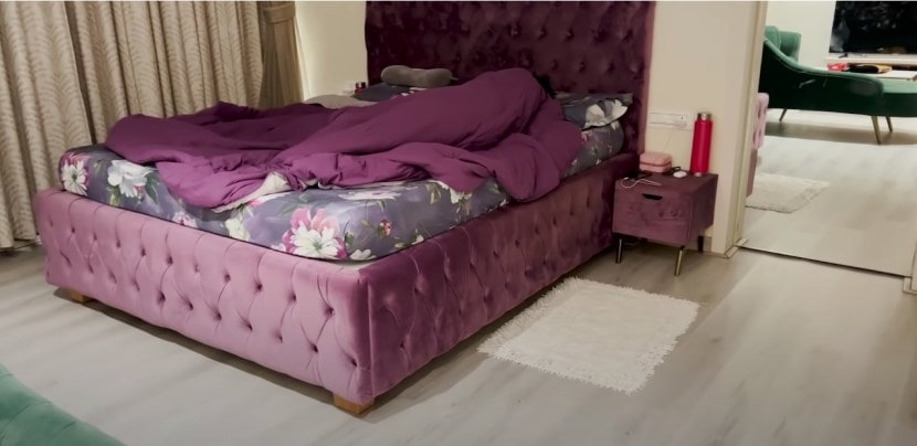 भारतीचा बेड हा जांभळ्या रंगाचा आहे.