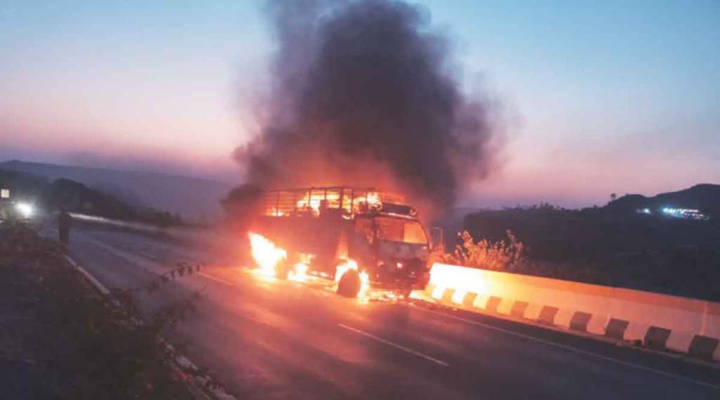 बारावीच्या प्रश्नपत्रिका आगीत नष्ट ; संगमनेरजवळ वाहनाला अपघात ; दहा दिवसांनी परीक्षा