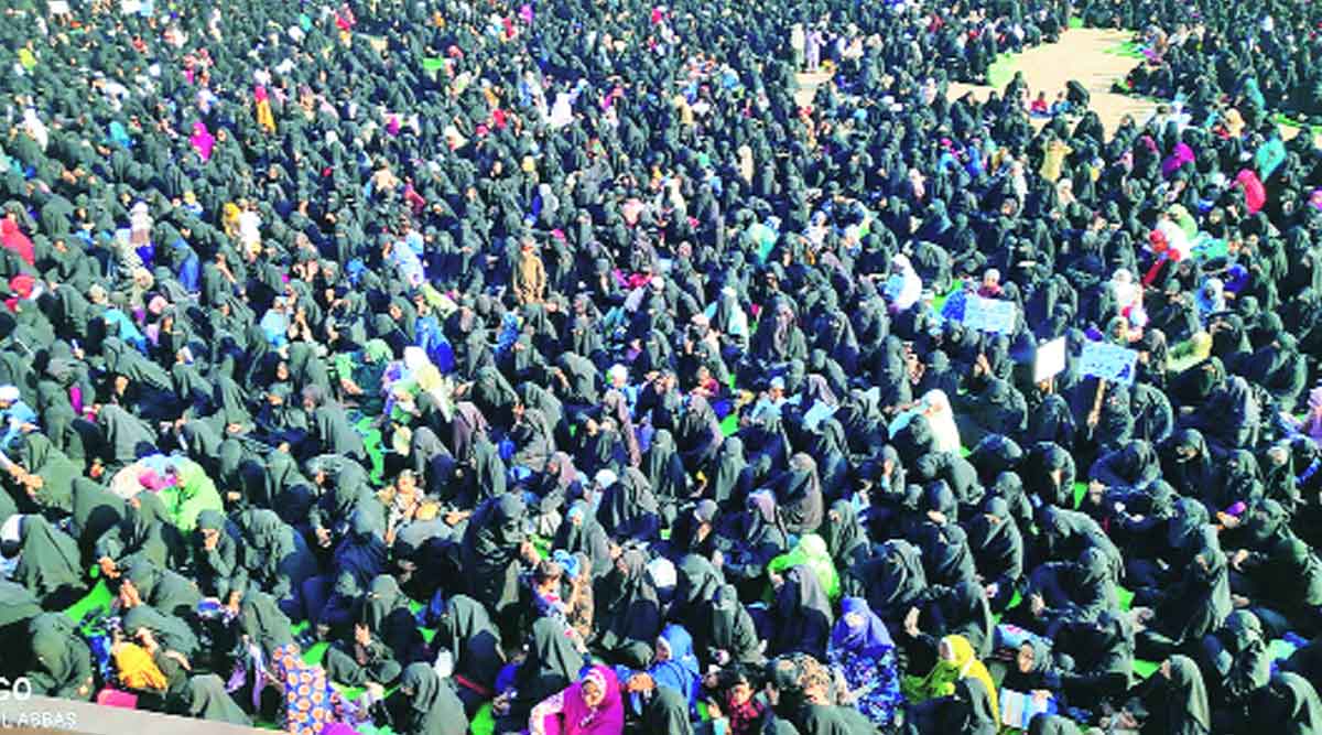 मालेगाव येथे हिजाब समर्थनार्थ आयोजित मेळाव्यात जमलेल्या महिला