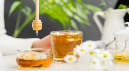 हिवाळ्यात केसांच्या बहुतेक समस्यांवर मध हा उत्तम उपाय आहे. (photo credit: jansatta/ freepik)
