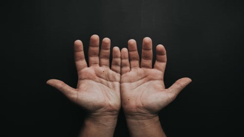ज्या लोकांच्या उजव्या आणि डाव्या दोन्ही हातांवर तीळ असते, अशा लोकांची आर्थिक स्थिती नेहमीच मजबूत असते.