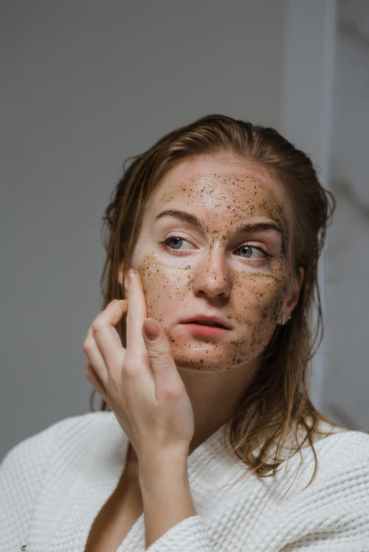 १० मिनिटानंतर चेहरा ताज्या पाण्याने धुवावा. चेहरा धुतल्यावर त्यावर मॉइश्चरायझर किंवा नारळाचे तेल लावावे. या फेस पॅकमुळे चेहऱ्यावरील केस कमी होण्यास, चेहऱ्यावर जमा झालेले तेल कमी होण्यास मदत होईल. (Photo : Pexels)