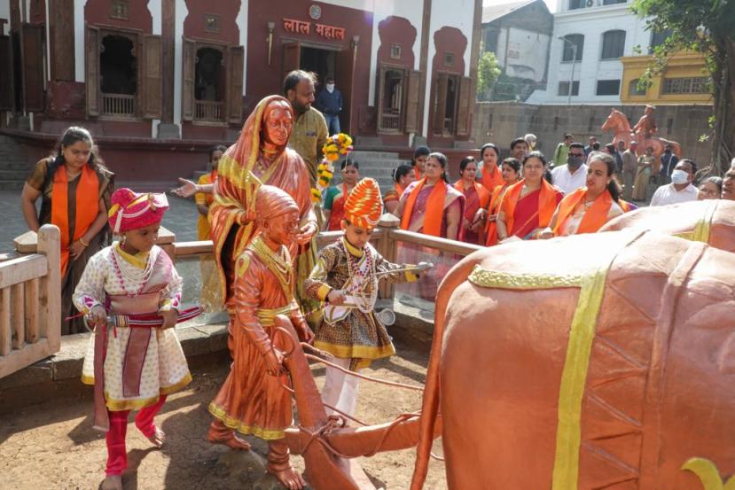 पारंपारिक वेष करून या मिरवणुकीत नागरिकांनी सहभाग नोंदवला.