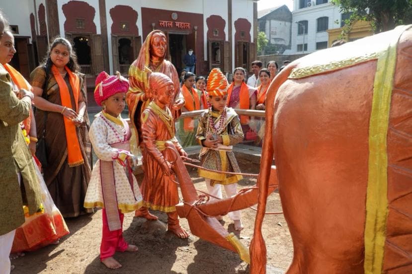 छत्रपती शिवाजी महाराज आणि श्रीमंत माधवराव पेशव्यांची वेशभूषा करून छोटी मुलं देखील या मिरवणुकीत मोठ्या उत्साहाने सहभागी झाली होती.