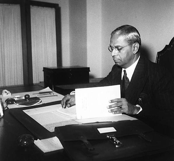 आर के षण्मुखम चेट्टी :भारताचा स्वातंत्र्यानंतरचा पहिला अर्थसंकल्प २६ नोव्हेंबर १९४७ रोजी आला. या प्रसंगी अर्थमंत्री आर के षण्मुखम चेट्टी, ज्यांनी अर्थसंकल्प सादर केला. त्या त्यावेळी गडद रंगाचा पिनस्ट्रीप सूट - टाय आणि पांढरा शर्टासह परिधान केला होता. सोबतीला रिमलेस चष्मासुद्धा होता. (फोटो: PTI/File)