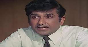रमेश देव यांचे वडील राजर्षी शाहू महाराज यांच्या काळात न्यायलयीन कामाकाजात मदत करत होते.