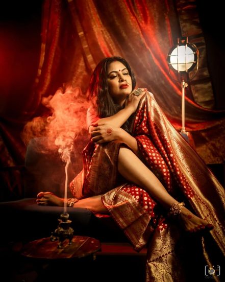 तिच्या मोहक अदांनी या फोटोशूटला चार चांद लावून चाहत्यांना घायाळ केलं आहे.