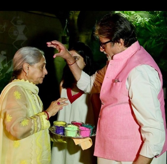 बिग बी अमिताभ बच्चन यांनी जया बच्चन यांना रंग लावतानाचा फोटो शेअर करत होळीच्या शुभेच्छा दिल्या.